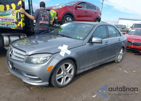 2011 Mercedes-Benz C 300 Luxury 4Matic/Sport 4Matic z USA, uszkodzony, nr VIN WDDGF8BB4BR162809